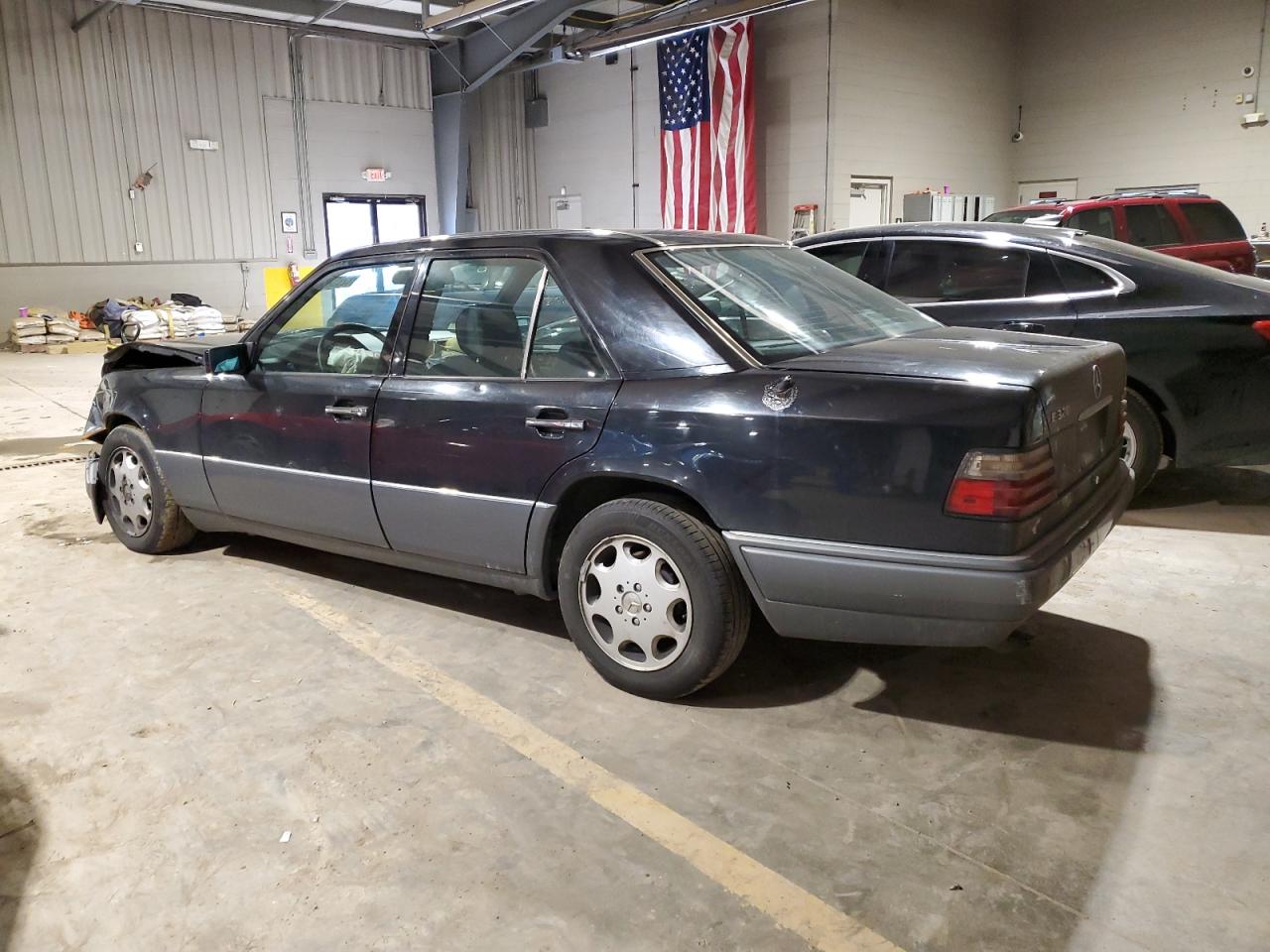 Image 2 of 1994 MERCEDES-BENZ E 320 1994 with VIN WDBEA32E3RC114646