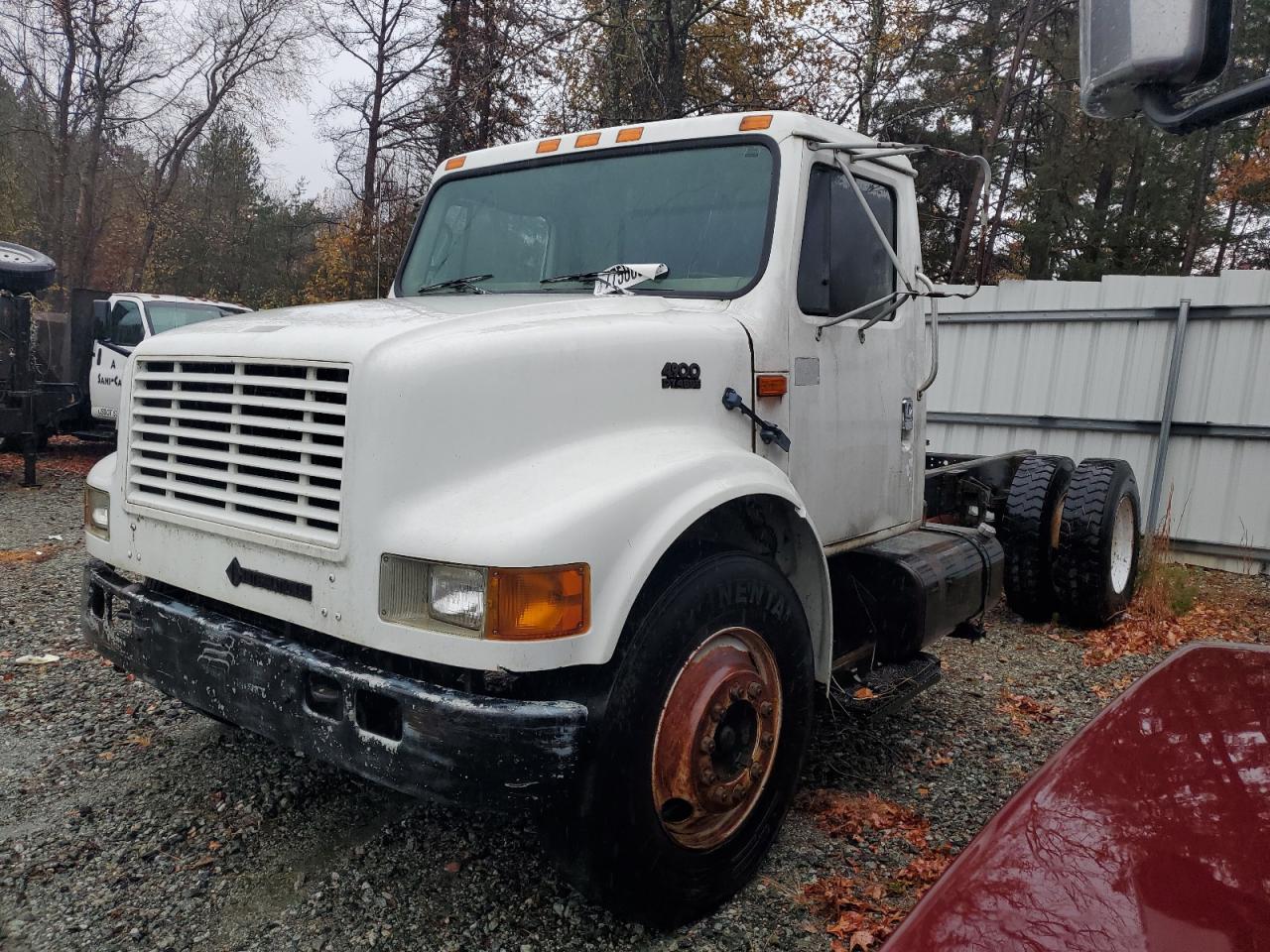 Image 2 of 2000 INTERNATIONAL 4000 4900 2000 with VIN 1HTSDAAL2YH263389