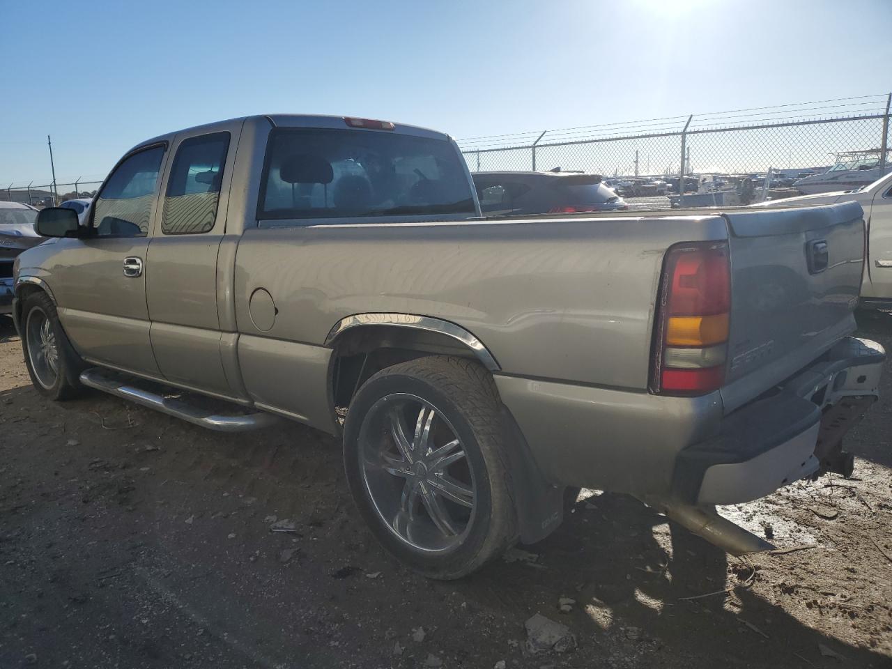 Image 2 of 2003 GMC NEW SIERRA C1500 2003 with VIN 2GTEC19T531330497