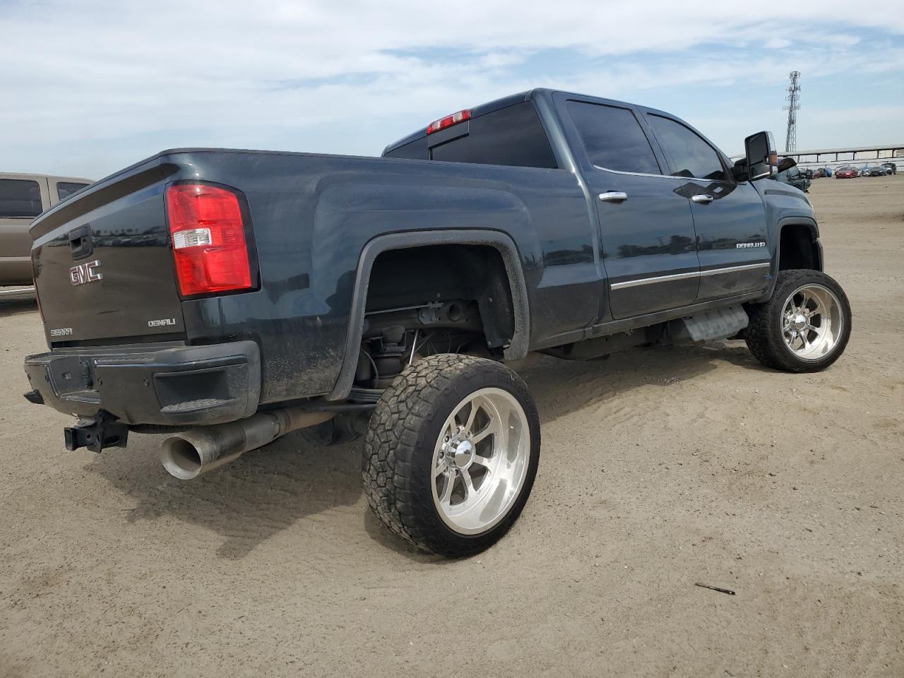 Image 3 of 2019 GMC SIERRA K2500 DENALI 2019 with VIN 1GT12SEY2KF109276