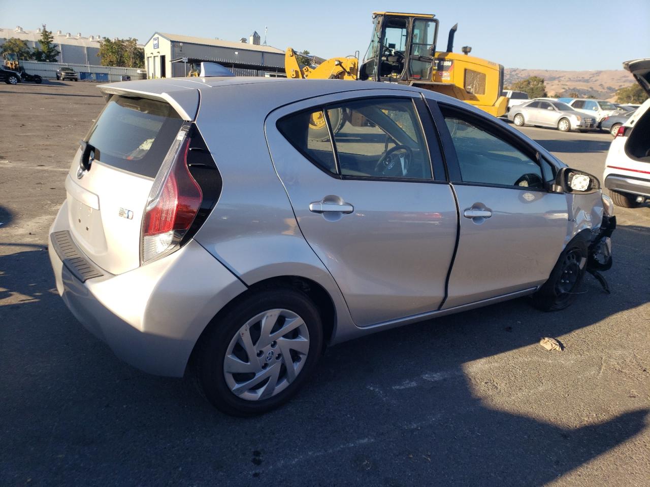 Image 3 of 2015 TOYOTA PRIUS C  2015 with VIN JTDKDTB37F1097710