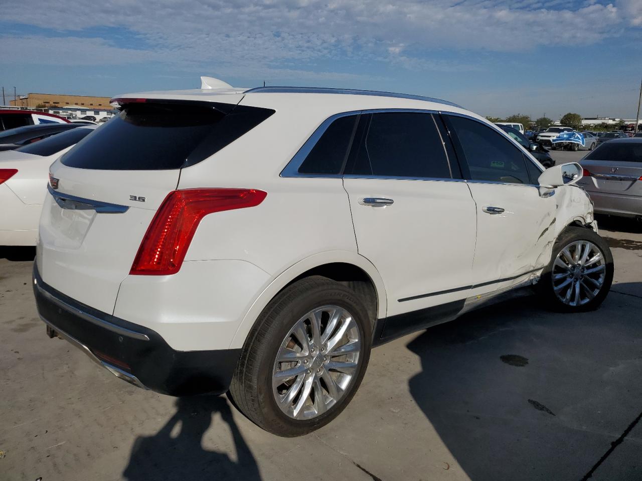 Изображение 3 Cadillac Xt5 Platinum 2017 с VIN 1GYKNFRS9HZ125100