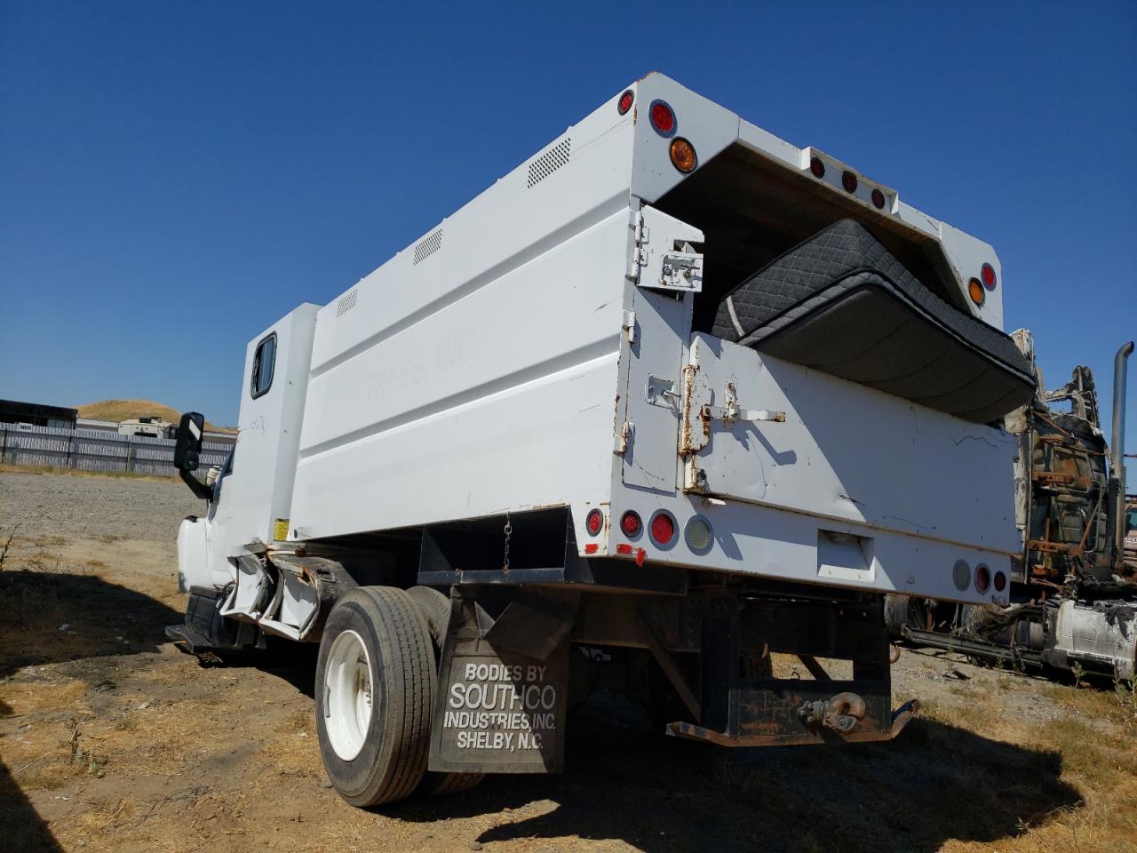 Image 2 of 2006 GMC C6500 C6C042 2006 with VIN 1GDJ6C1GX6F409995