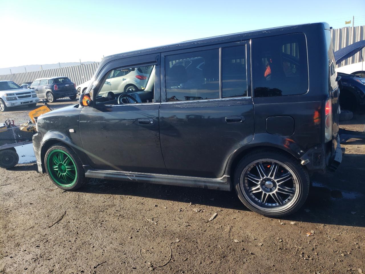 Изображение 2 2004 TOYOTA SCION XB 2004 с VIN JTLKT334740135972