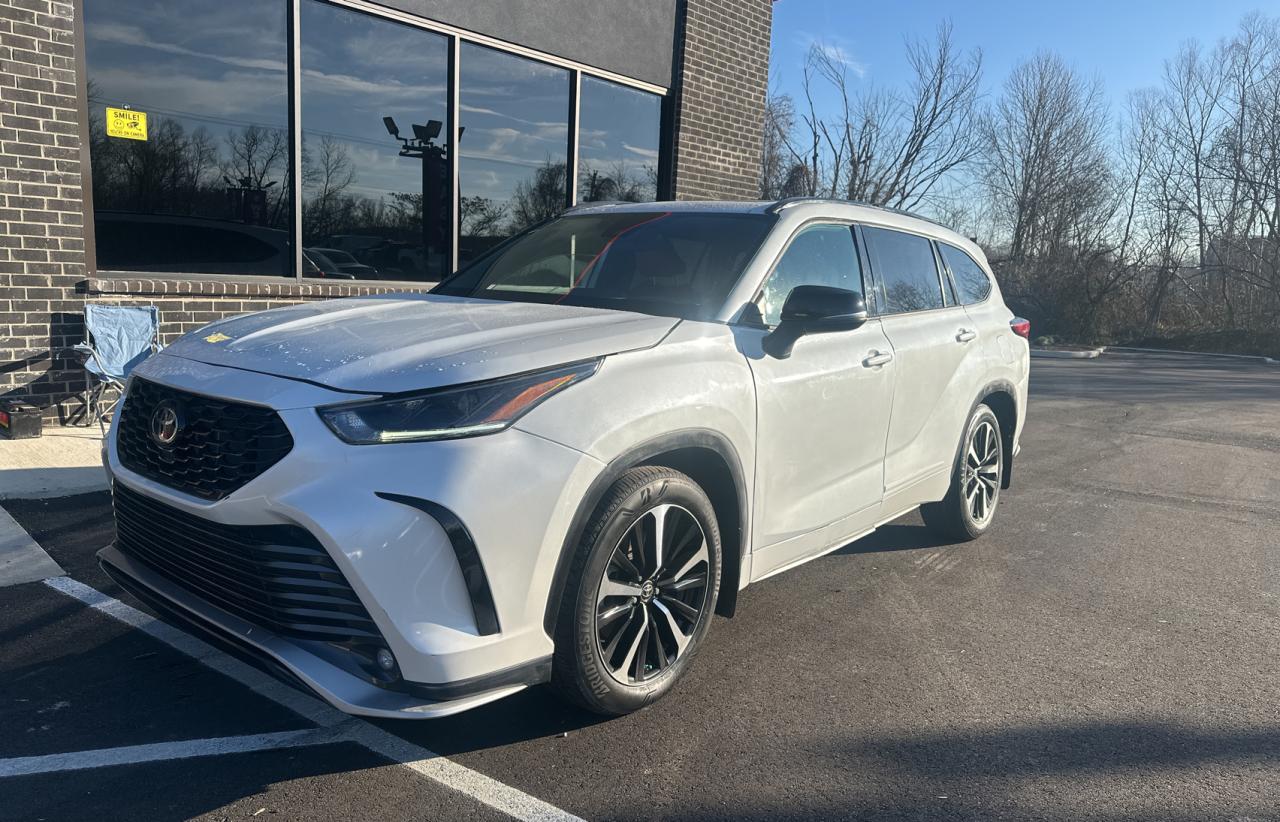 Изображение 2 2021 TOYOTA HIGHLANDER XSE 2021 с VIN 5TDLZRAH6MS064297