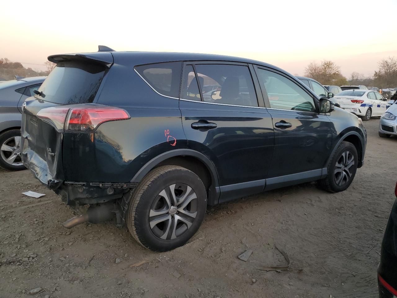 Изображение 3 2018 TOYOTA RAV4 LE 2018 с VIN JTMBFREV1JJ204513