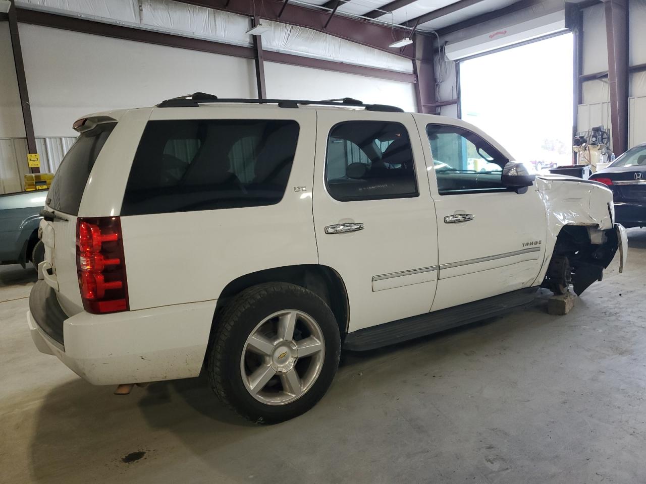 Image 3 of 2009 CHEVROLET TAHOE C1500 LTZ 2009 with VIN 1GNFC33J29R294038