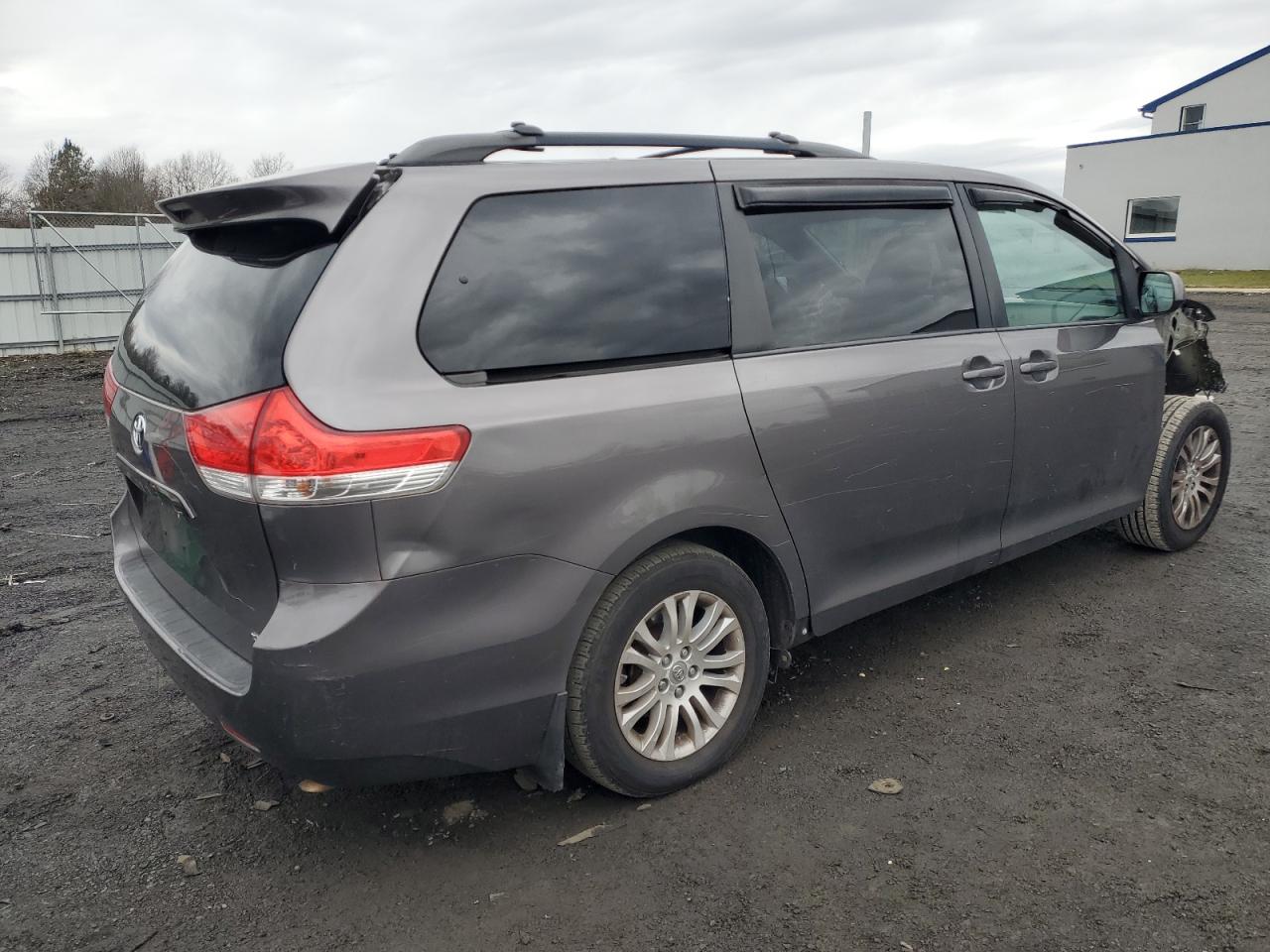 Obraz 3 z 2013 TOYOTA SIENNA XLE 2013 z VIN 5TDYK3DC5DS324017