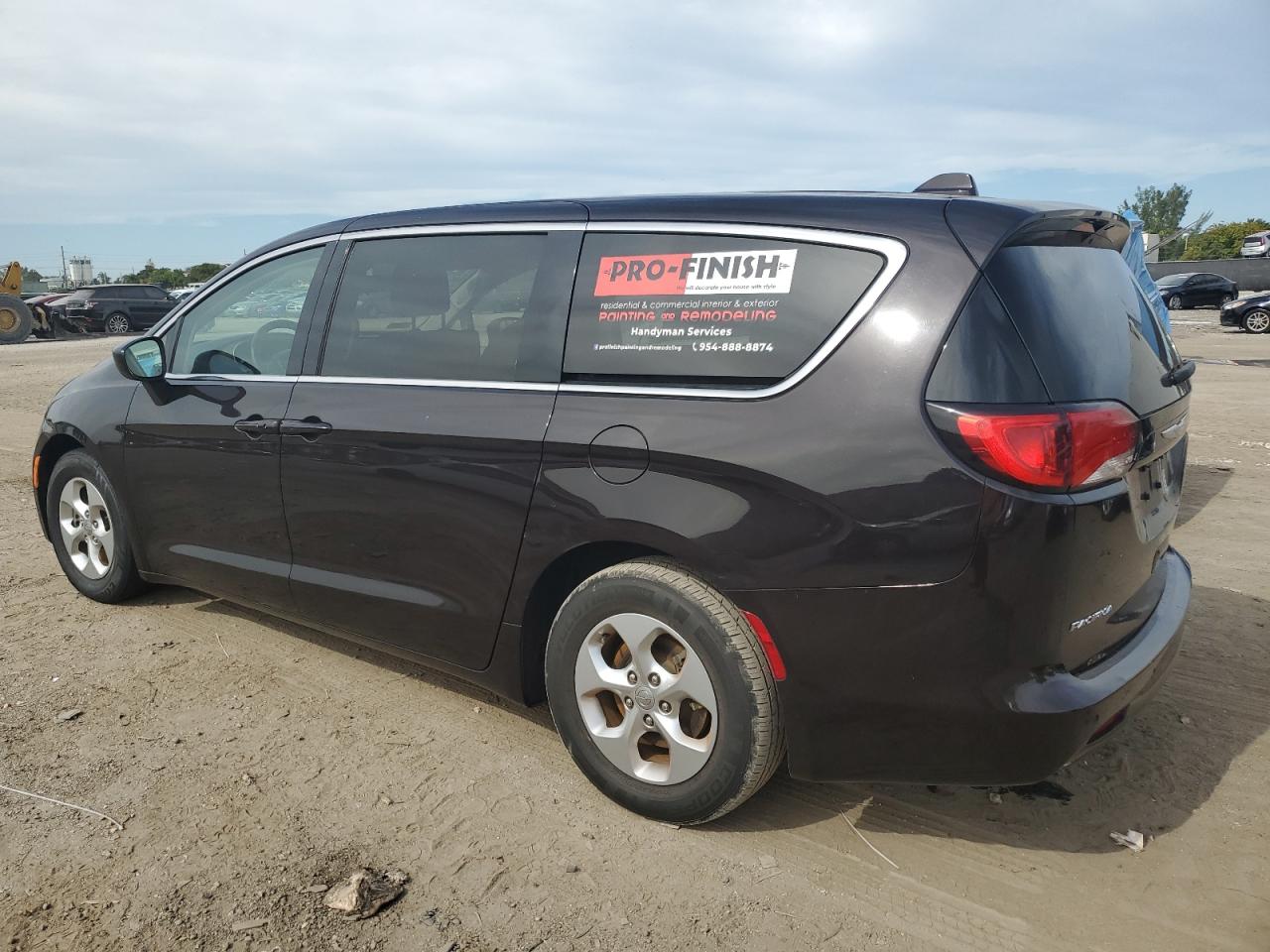 Obraz 2 z 2017 CHRYSLER PACIFICA LX 2017 z VIN 2C4RC1CG6HR704850