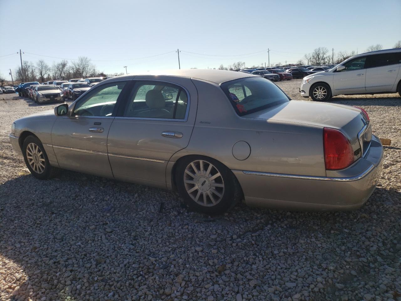 Image 2 of 2007 LINCOLN TOWN CAR SIGNATURE 2007 with VIN 1LNHM81V97Y625567