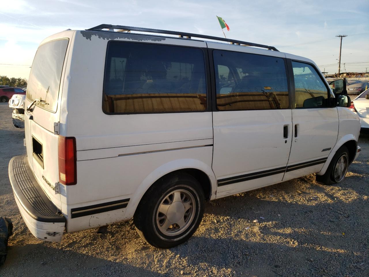 Image 3 of 1996 CHEVROLET ASTRO  1996 with VIN 1GNDM19WXTB185712