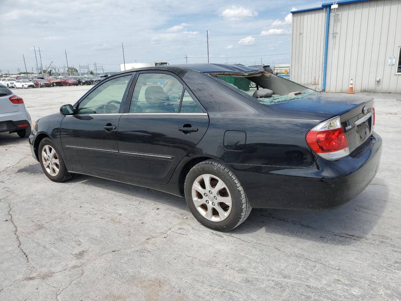 Obraz 2 z 2005 TOYOTA CAMRY LE 2005 z VIN JTDBE30K053024642