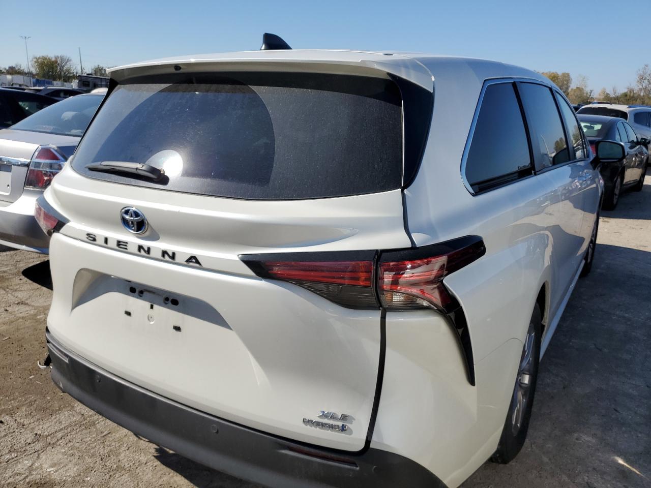 Obraz 3 z 2021 TOYOTA SIENNA XLE 2021 z VIN 5TDYRKEC1MS059522