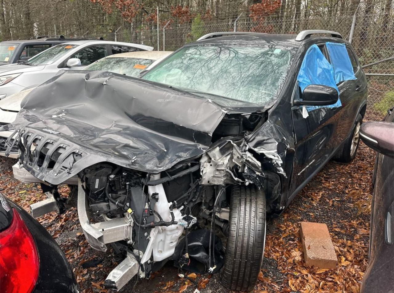 Image 2 of 2019 JEEP CHEROKEE LATITUDE 2019 with VIN 1C4PJLCB4KD241548