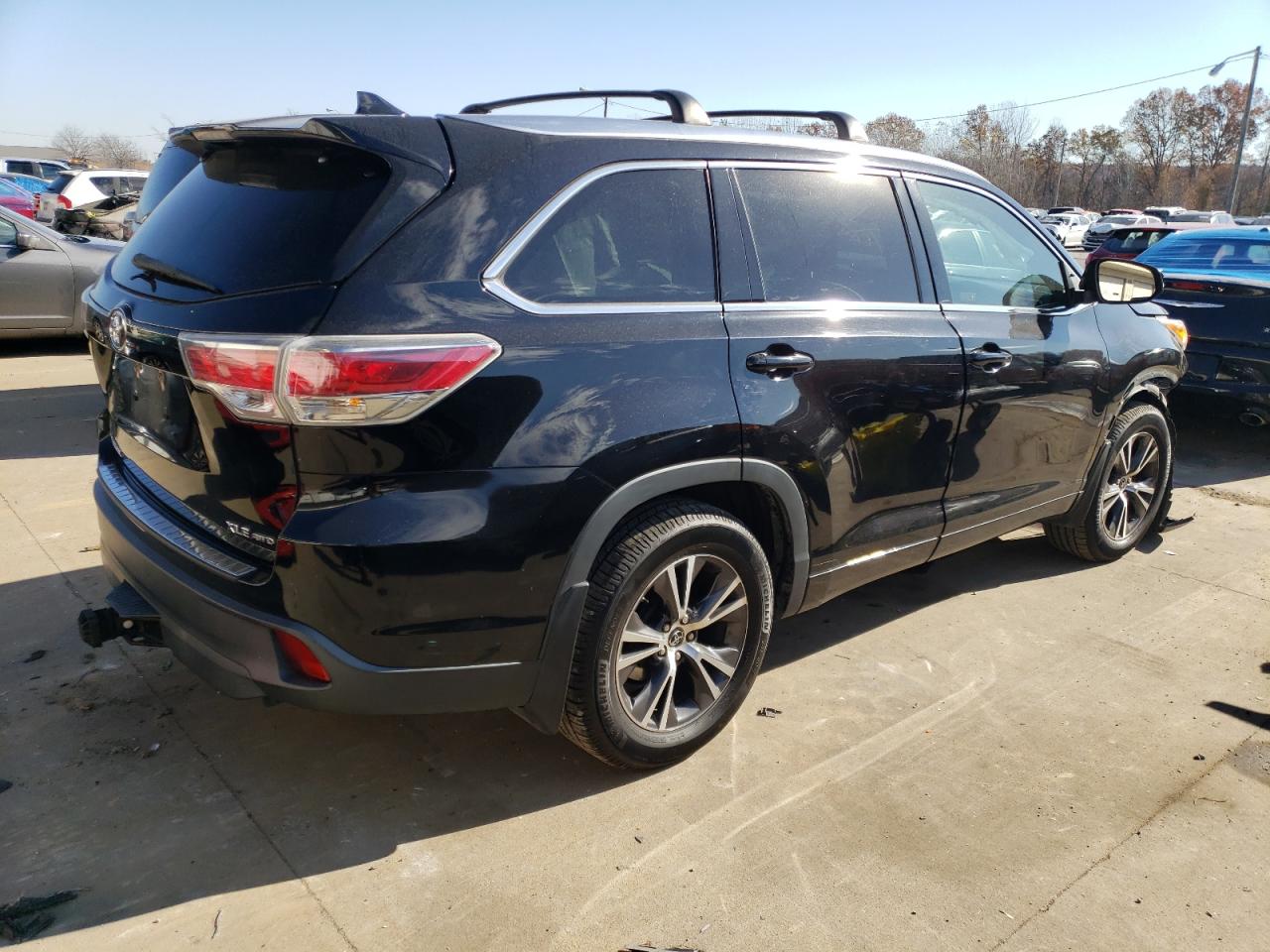 Image 3 of 2016 TOYOTA HIGHLANDER XLE 2016 with VIN 5TDJKRFH7GS310766