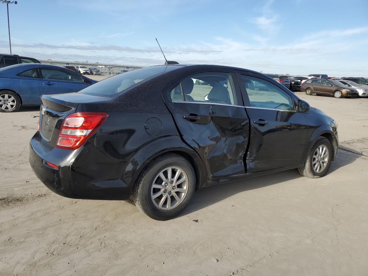 Obraz 3 z 2017 CHEVROLET SONIC LT 2017 z VIN 1G1JD5SH6H4146909