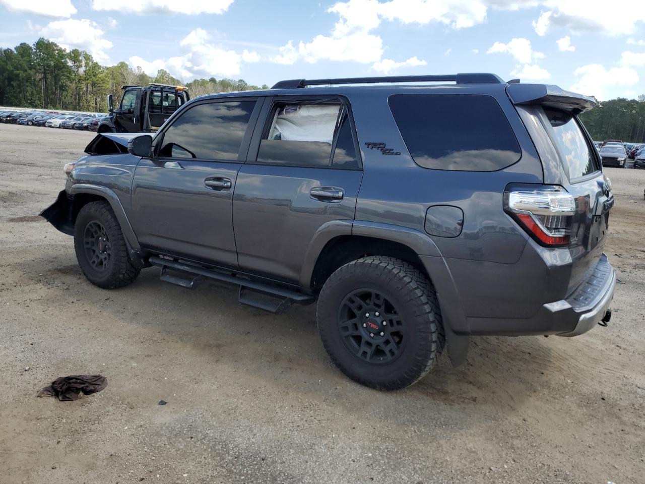 Изображение 2 2022 TOYOTA 4RUNNER SR5/SR5 PREMIUM 2022 с VIN JTEPU5JR6N6036711