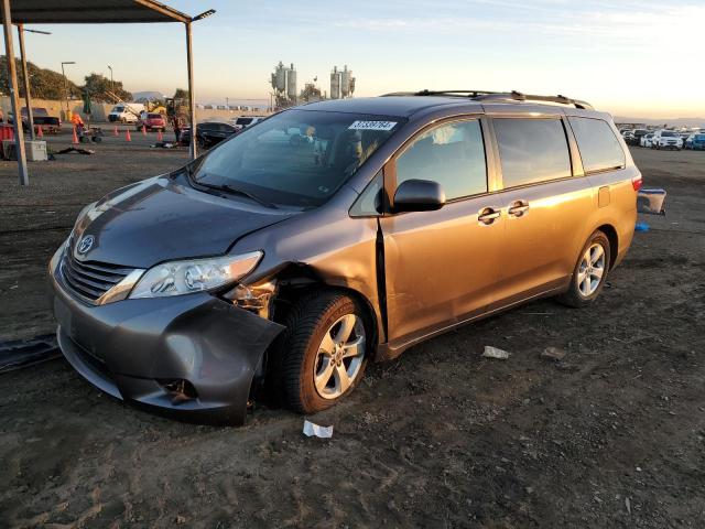 2017 TOYOTA SIENNA LE 2017 image
