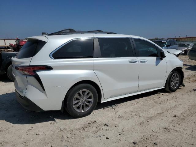 Image 3 of 2022 TOYOTA SIENNA XLE 2022 with VIN 5TDYRKEC1NS082932