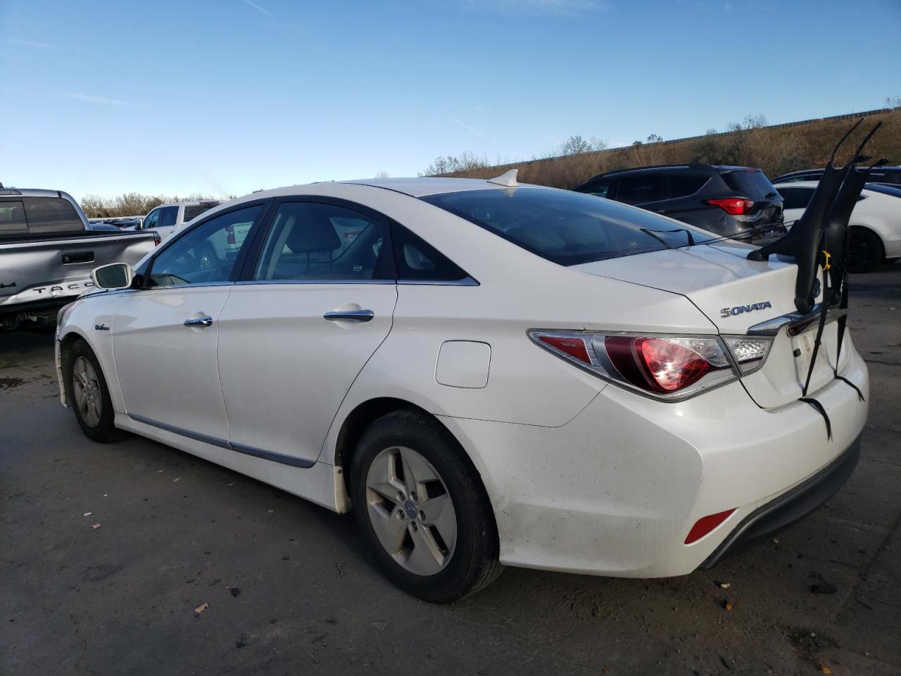 Image 2 of 2011 HYUNDAI SONATA HYBRID 2011 with VIN KMHEC4A46BA005704