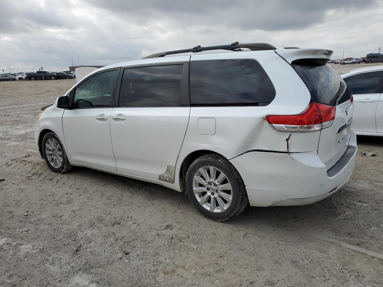Obraz 2 z 2011 TOYOTA SIENNA XLE 2011 z VIN 5TDYK3DC4BS072130