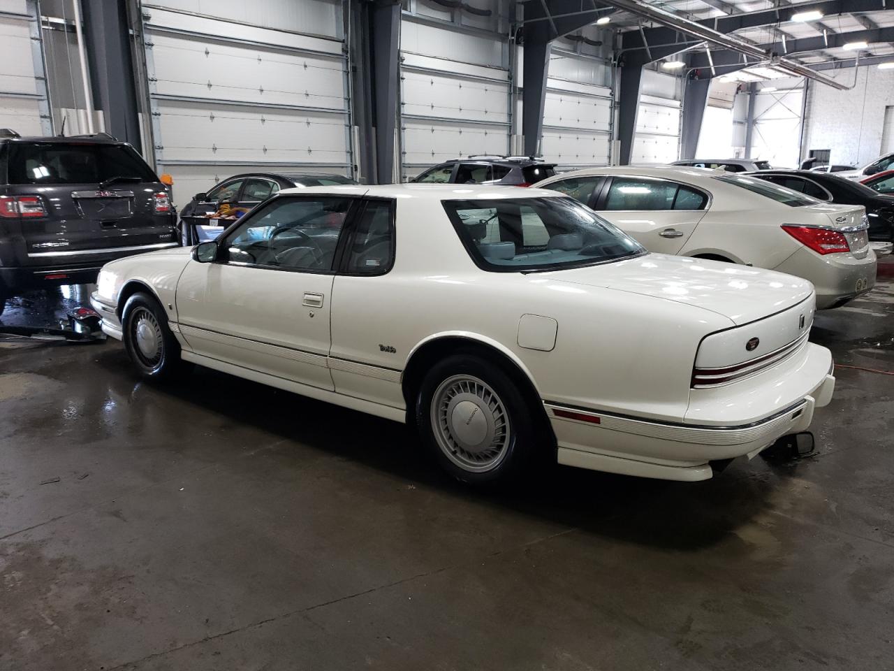 Image 2 of 1990 OLDSMOBILE TORONADO TROFEO 1990 with VIN 1G3EV13C3LU310515