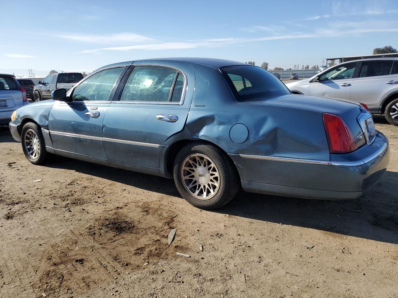 Image 2 of 2001 LINCOLN TOWN CAR SIGNATURE 2001 with VIN 1LNHM82W91Y738868
