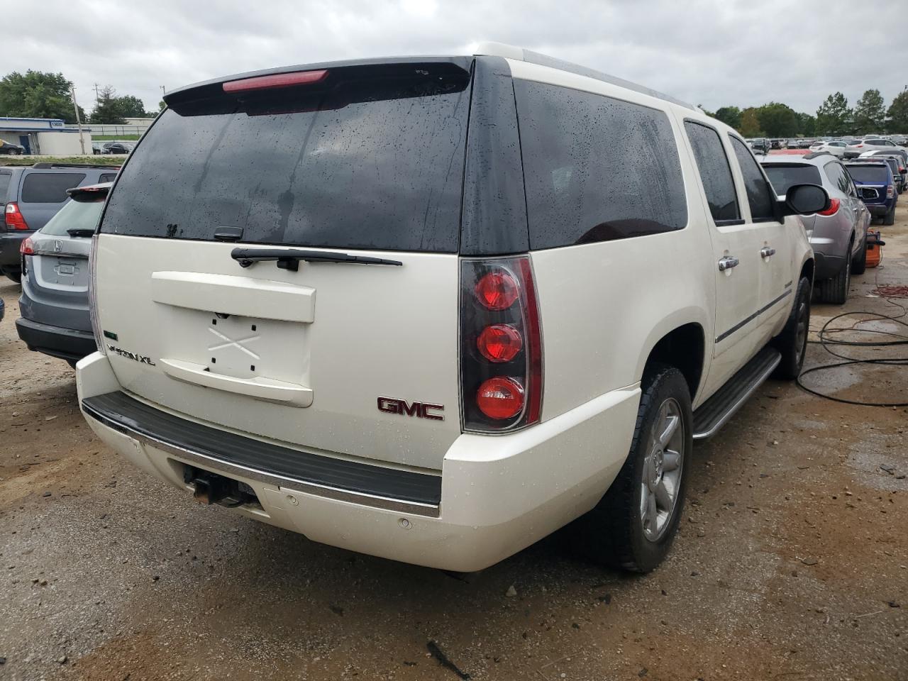 Image 3 of 2011 GMC YUKON XL DENALI 2011 with VIN 1GKS2MEF6BR205994