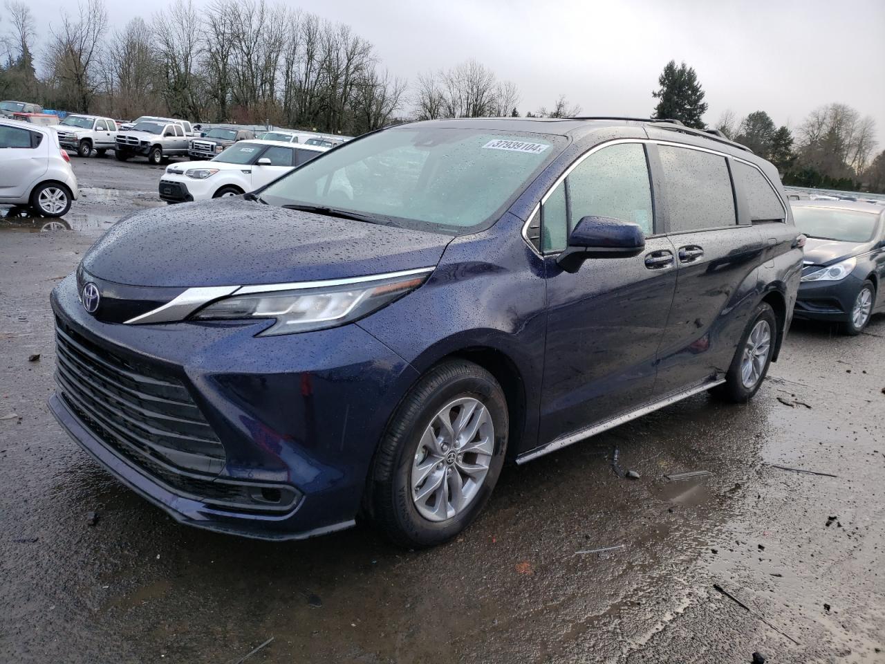 Image 1 of 2022 TOYOTA SIENNA LE 2022 with VIN 5TDBSKFC8NS063030