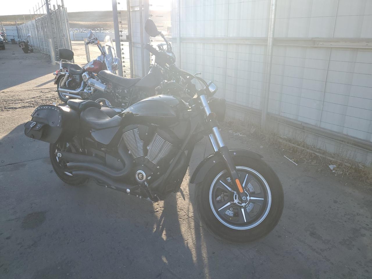 Изображение 1 2014 VICTORY MOTORCYCLES JUDGE  2014 с VIN 5VPMB36N0E3032373