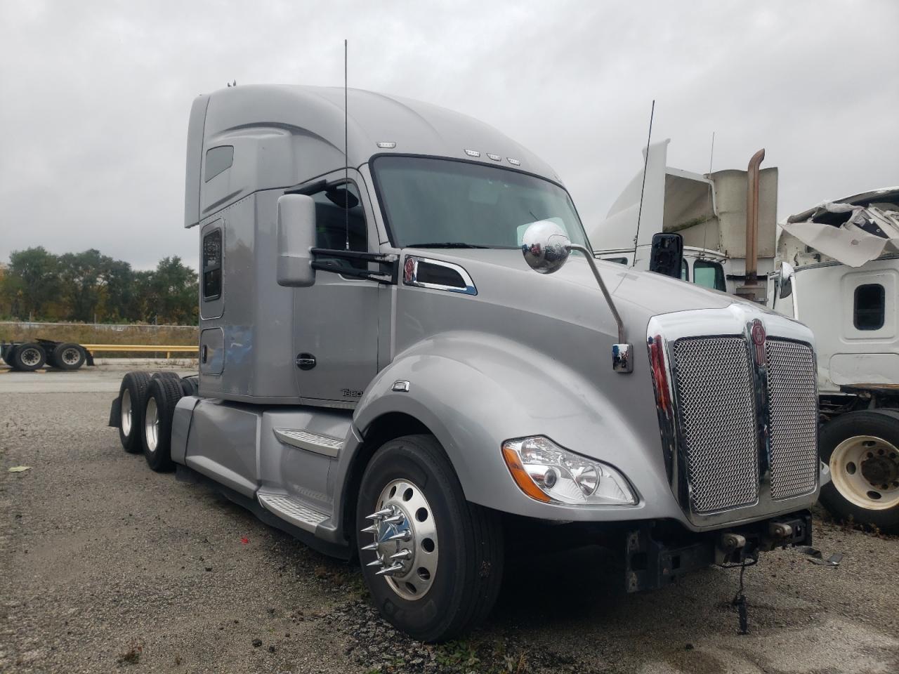 Image 1 of 2017 KENWORTH CONSTRUCTION T680 2017 with VIN 1XKYD49XXHJ132384