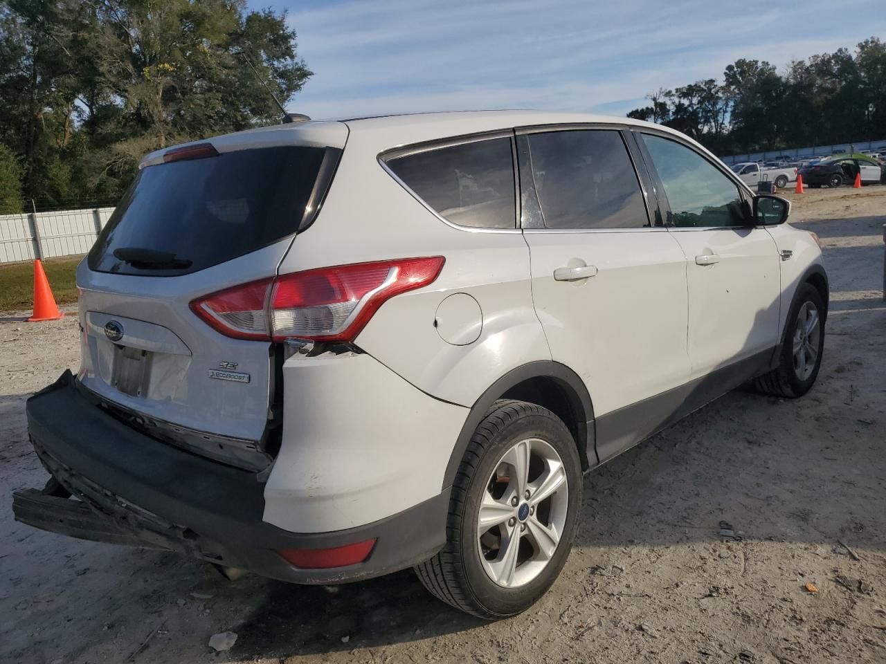 Image 3 of 2015 FORD ESCAPE SE 2015 with VIN 1FMCU0G95FUA51240