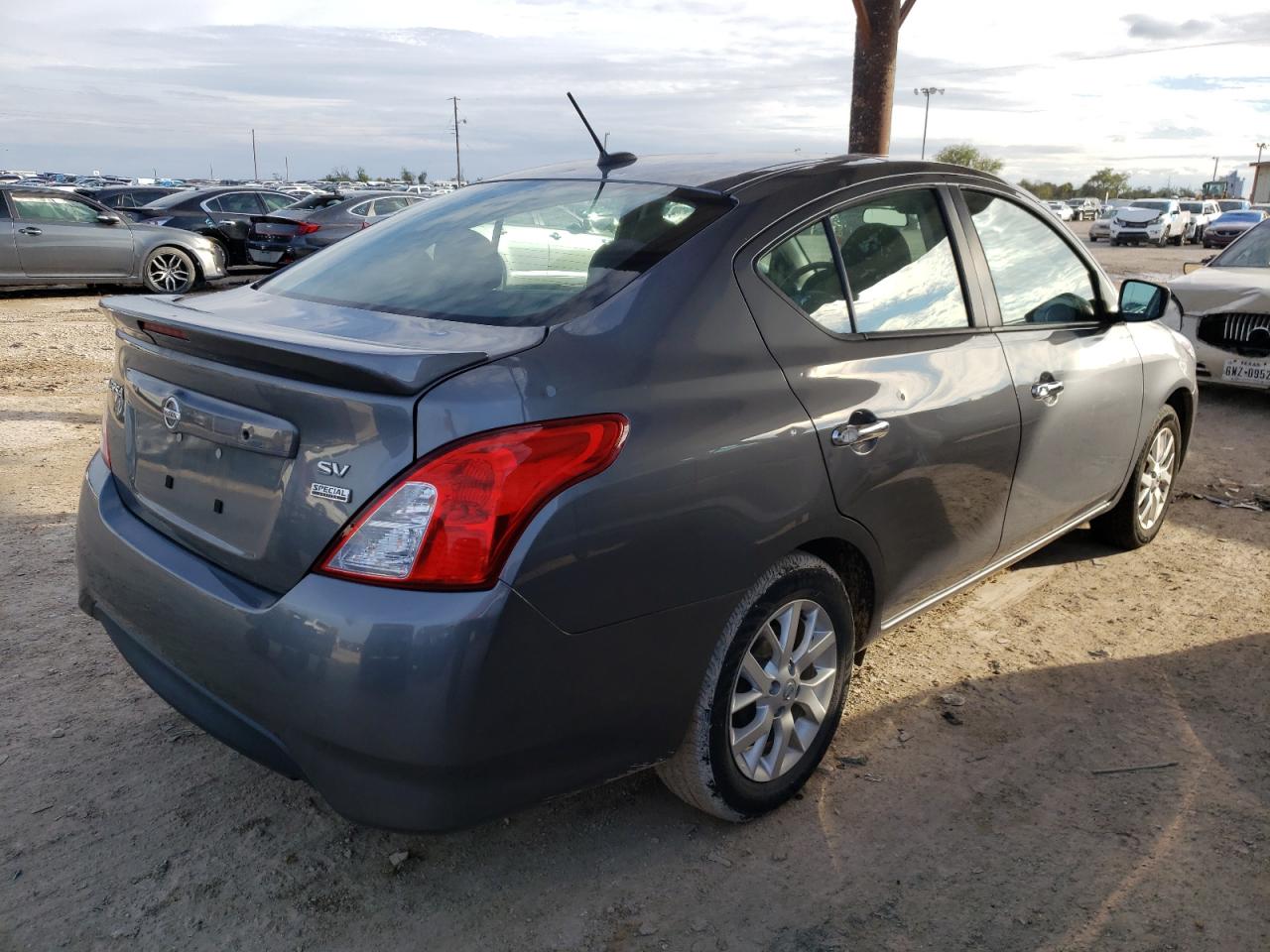 Obraz 3 z 2018 NISSAN VERSA S 2018 z VIN 3N1CN7AP8JL854647