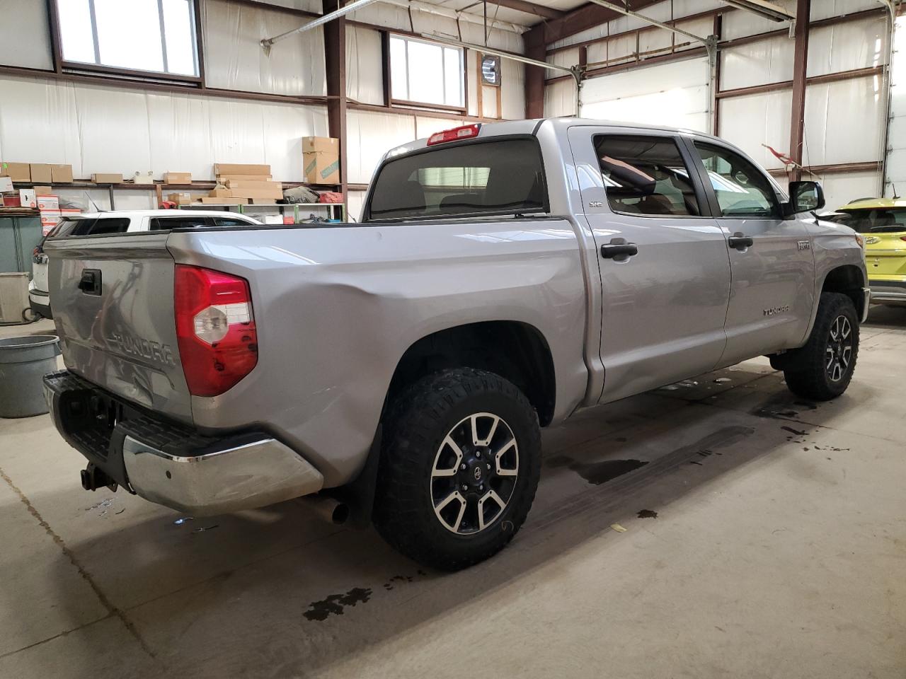 Изображение 3 Toyota Tundra Crewmax Sr5 2018 с VIN 5TFDY5F1XJX714010