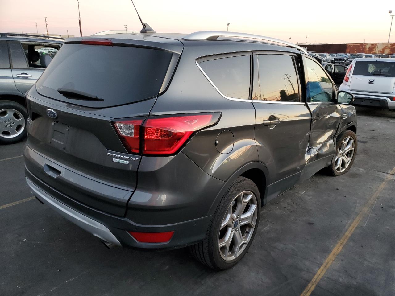Obraz 3 z 2019 FORD ESCAPE TITANIUM 2019 z VIN 1FMCU0J99KUB79211