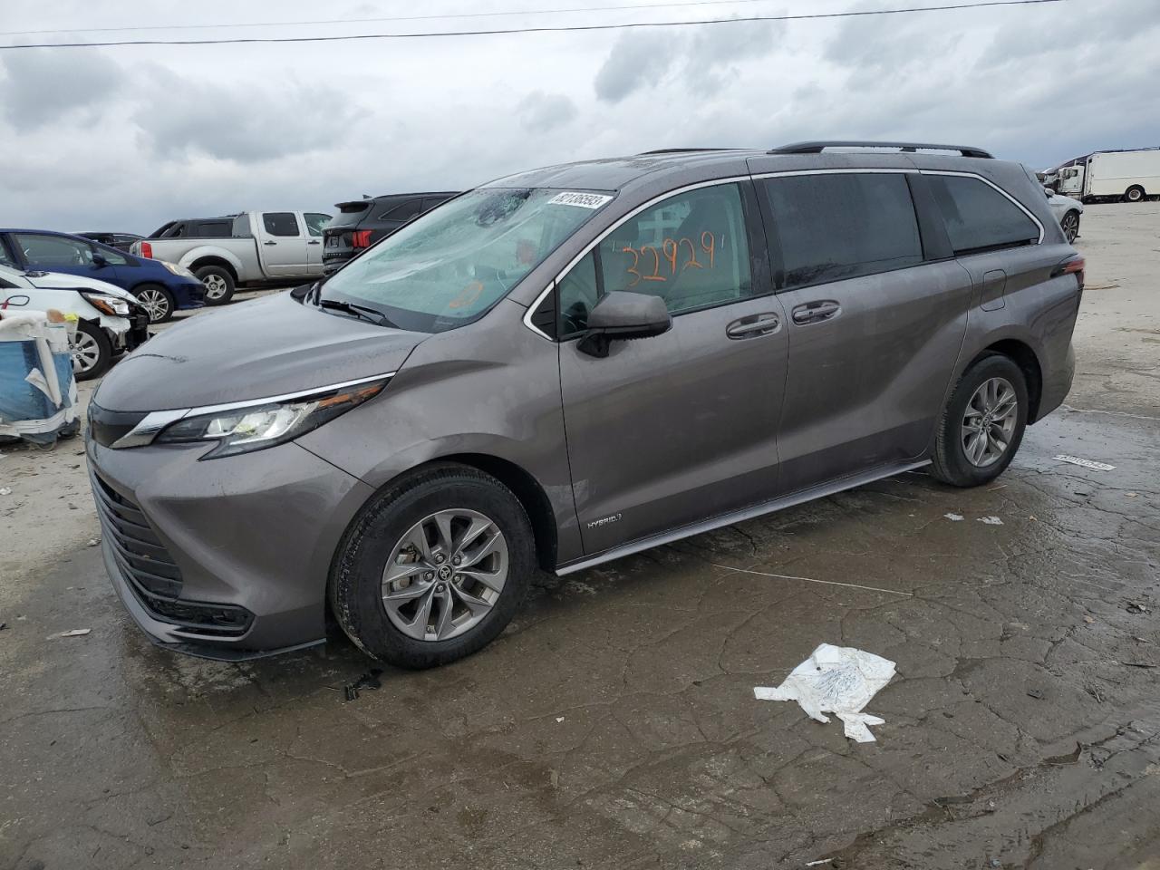 Obraz 1 z 2021 TOYOTA SIENNA LE 2021 z VIN 5TDKRKEC9MS061301