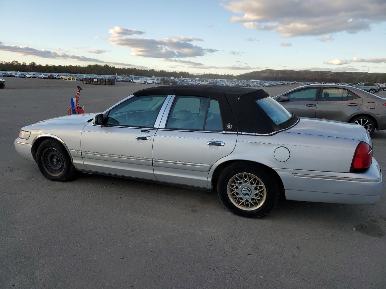 Image 2 of 2001 MERCURY GRAND MARQUIS GS 2001 with VIN 2MEFM74W01X688055