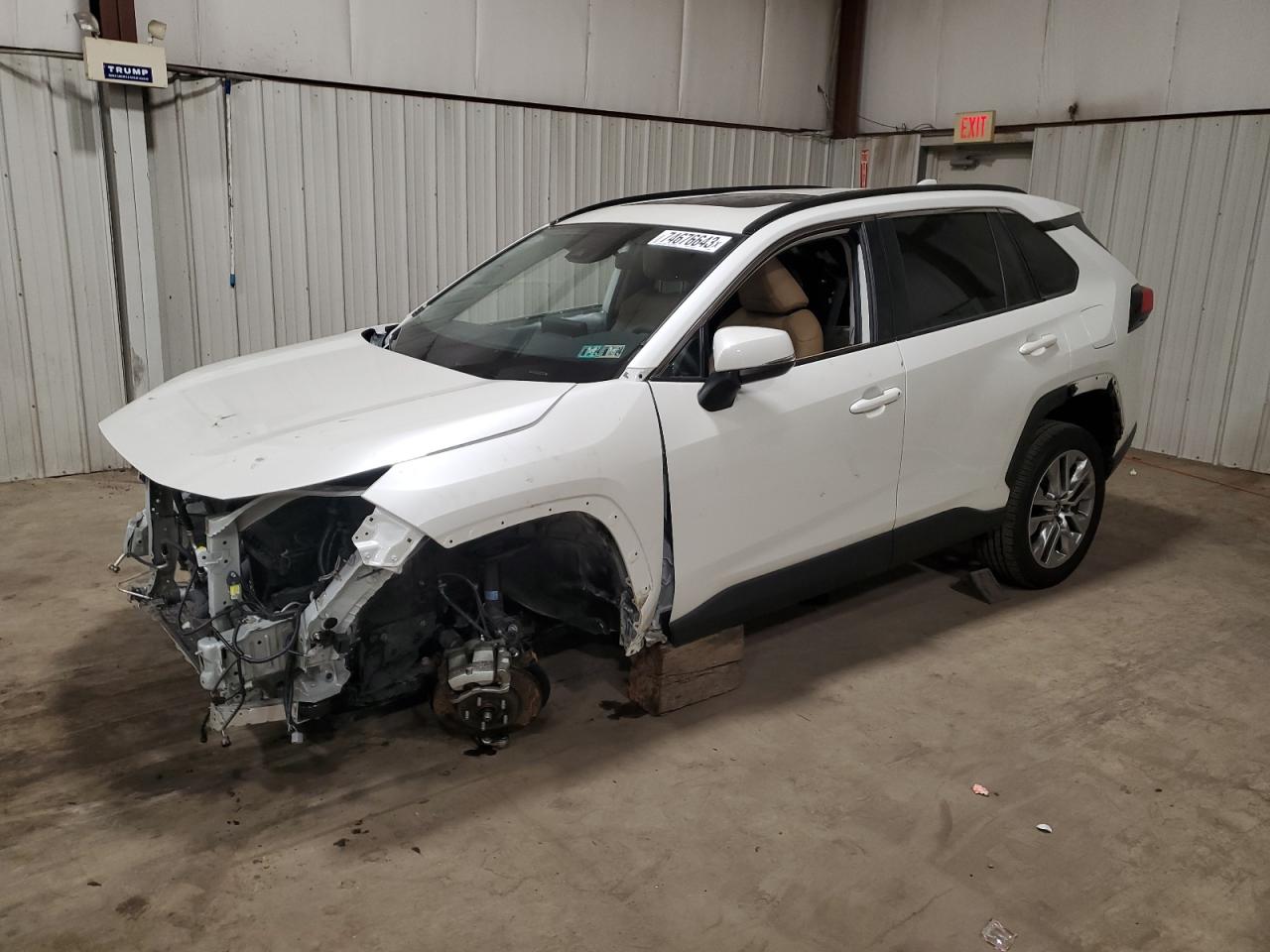 Изображение 1 2022 TOYOTA RAV4 XLE PREMIUM 2022 с VIN 2T3A1RFV5NW268621