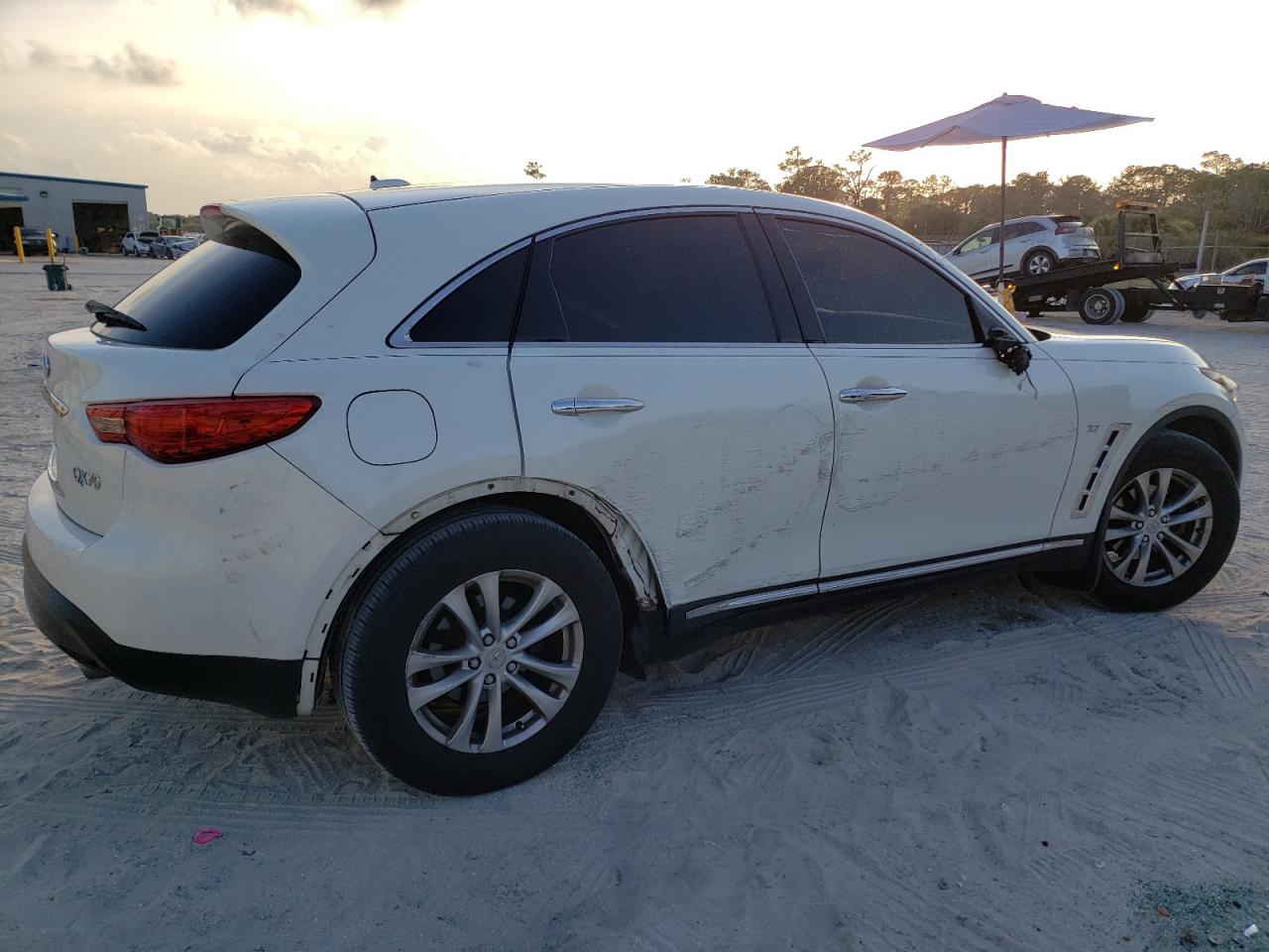 Obraz 3 z 2014 INFINITI QX70  2014 z VIN JN8CS1MUXEM450821