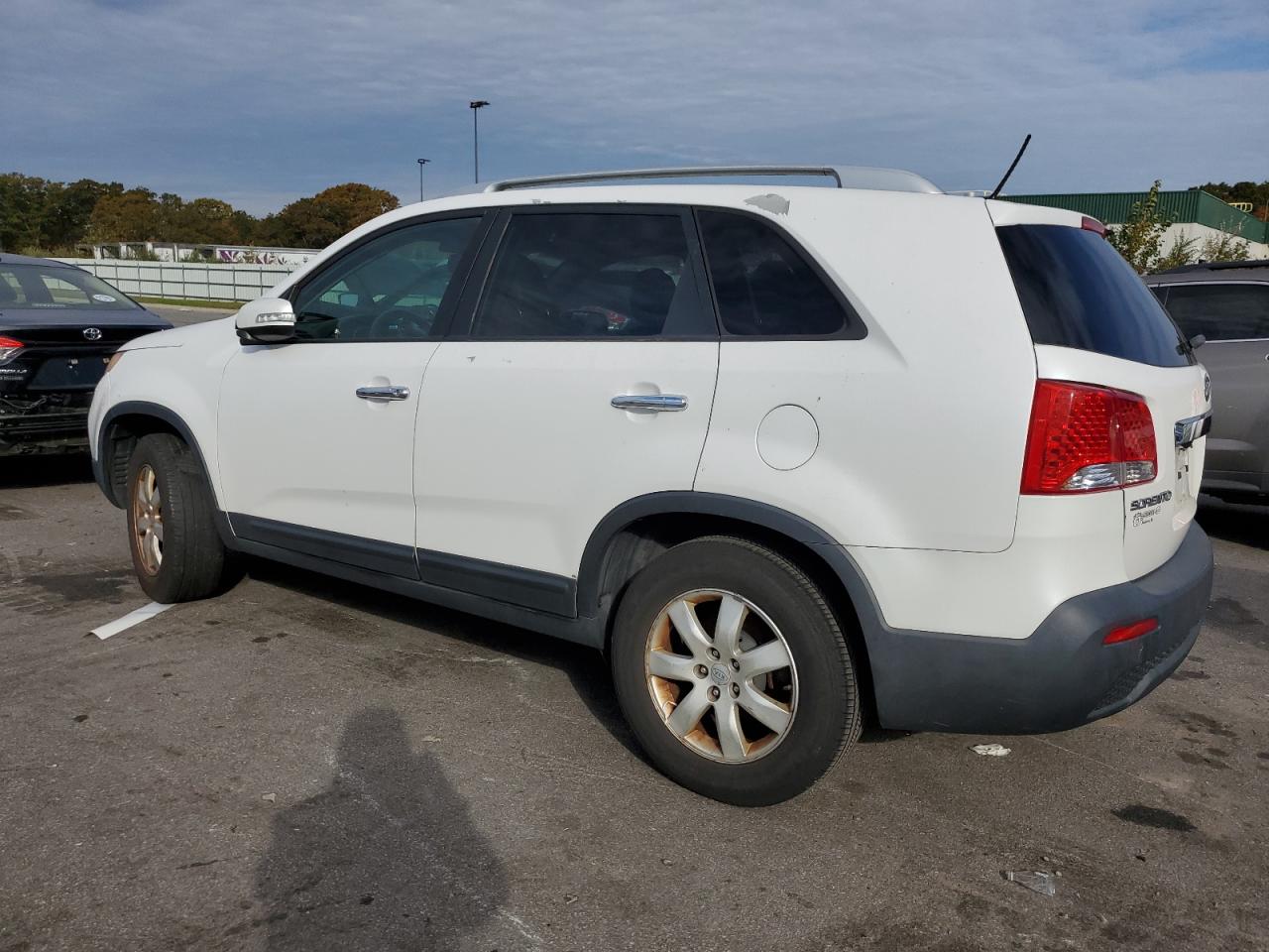 Image 2 of 2011 KIA SORENTO BASE 2011 with VIN 5XYKT3A1XBG024828