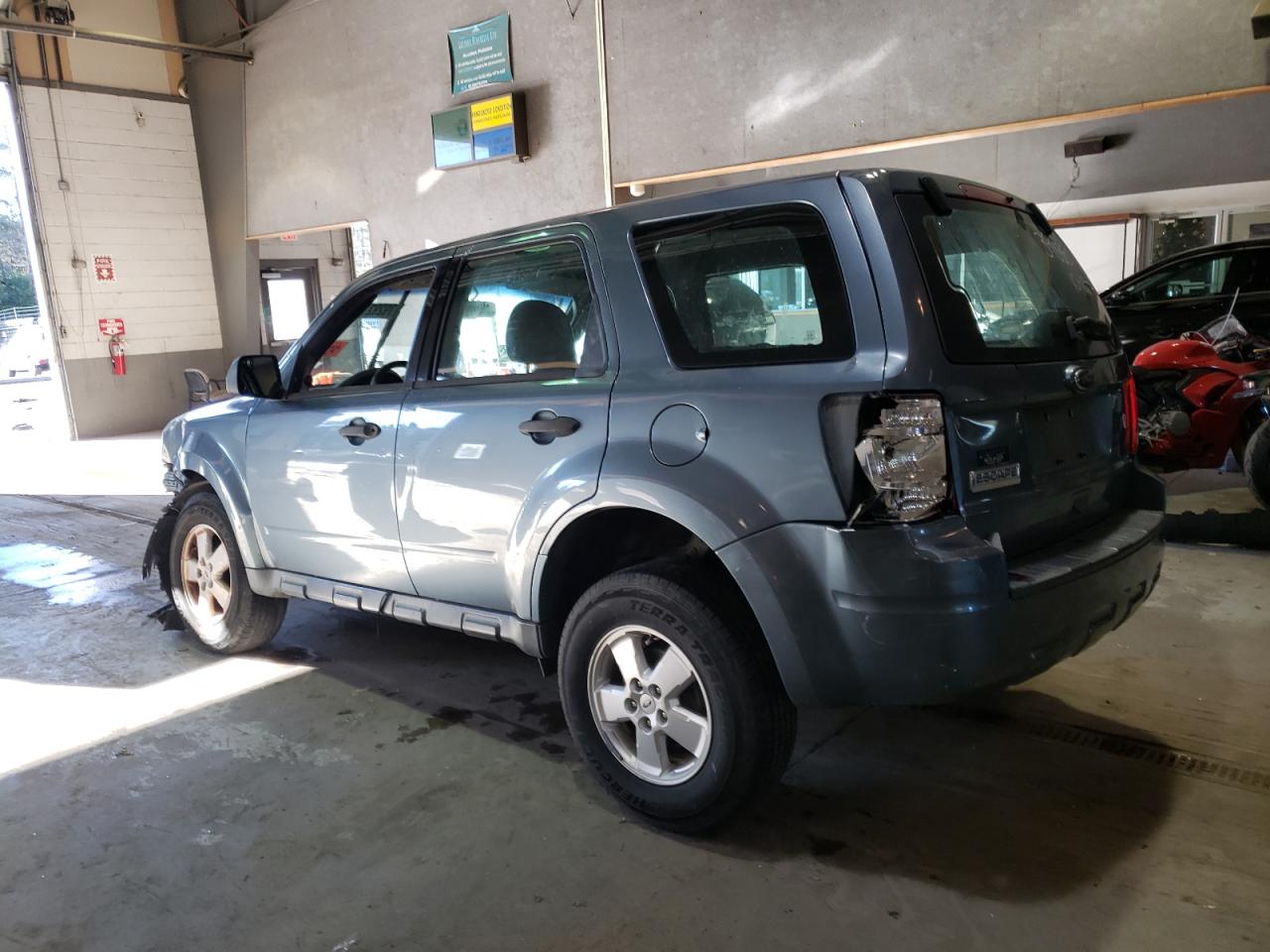 Изображение 2 2010 FORD ESCAPE XLS 2010 с VIN 1FMCU0C77AKB10815