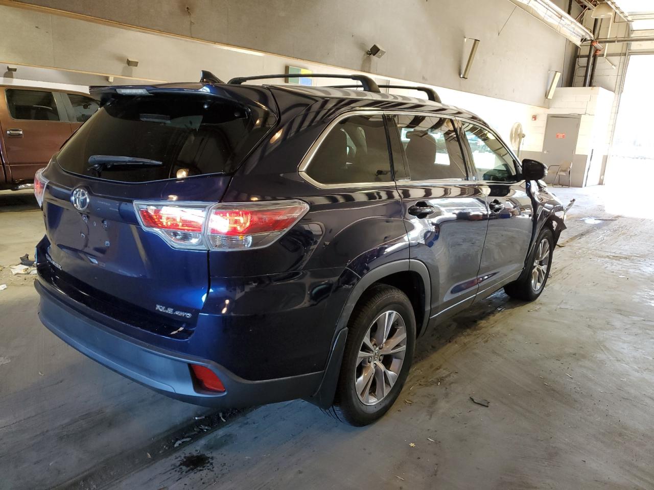 Image 3 of 2014 TOYOTA HIGHLANDER XLE 2014 with VIN 5TDJKRFHXES051459