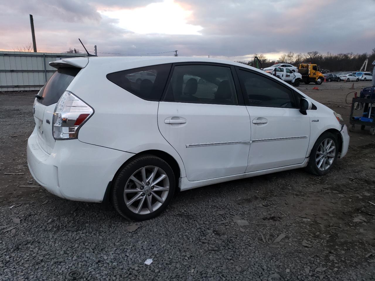 Obraz 3 z 2012 TOYOTA PRIUS V  2012 z VIN JTDZN3EU5C3025291