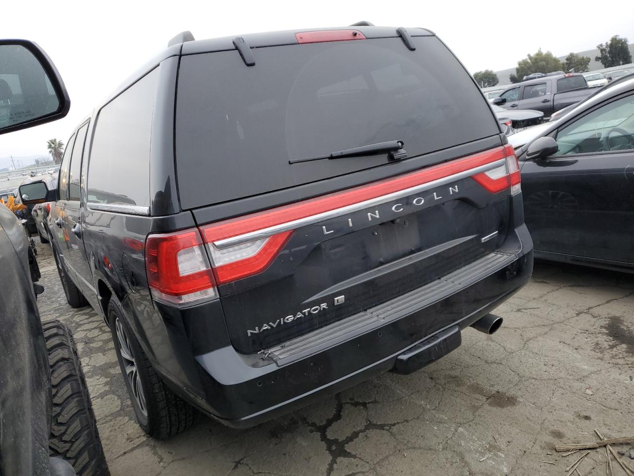 Image 2 of 2016 LINCOLN NAVIGATOR L SELECT 2016 with VIN 5LMJJ3HTXGEL08252