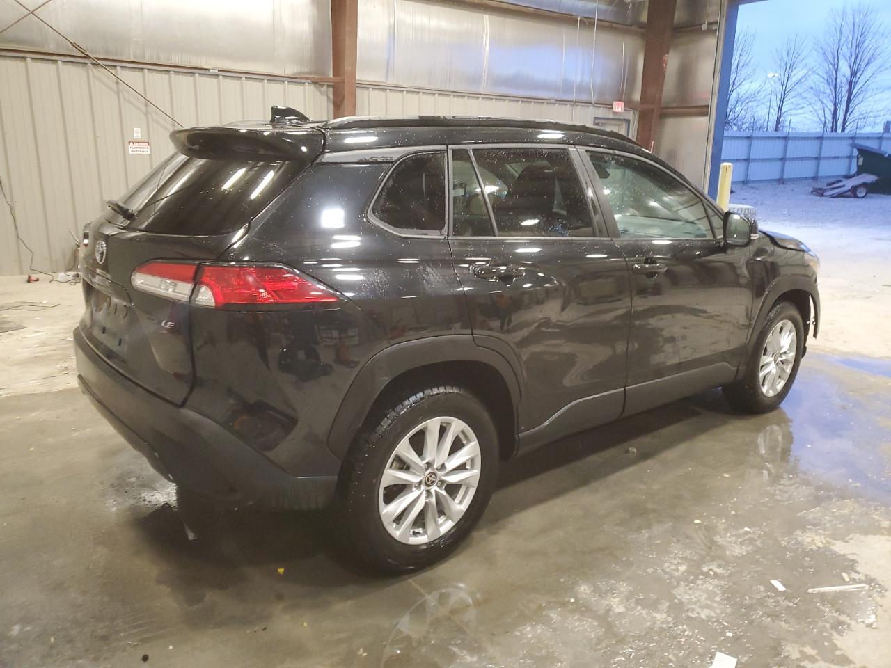 Obraz 3 z 2022 TOYOTA COROLLA CROSS LE 2022 z VIN 7MUCAAAGXNV008015