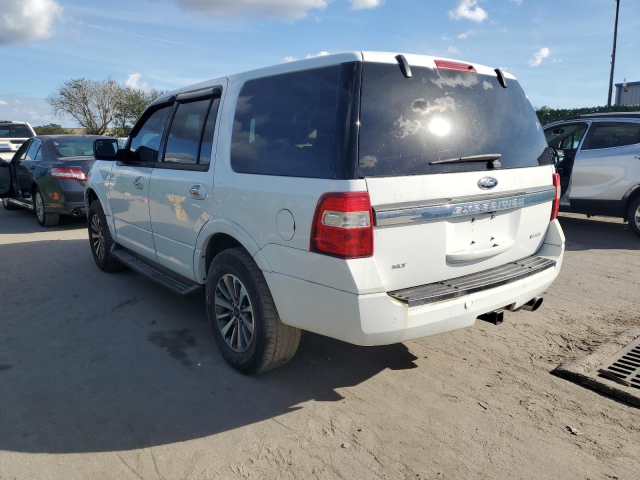 Image 2 of 2015 FORD EXPEDITION XLT 2015 with VIN 1FMJU1HT8FEF25280