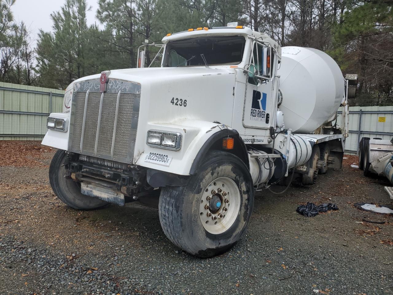 Image 2 of 2014 KENWORTH CONSTRUCTION W900 2014 with VIN 1NKWX7EX1EJ410746