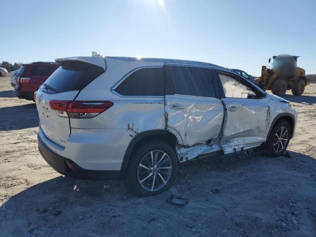 Image 3 of 2019 TOYOTA HIGHLANDER SE 2019 with VIN 5TDKZRFH0KS332584