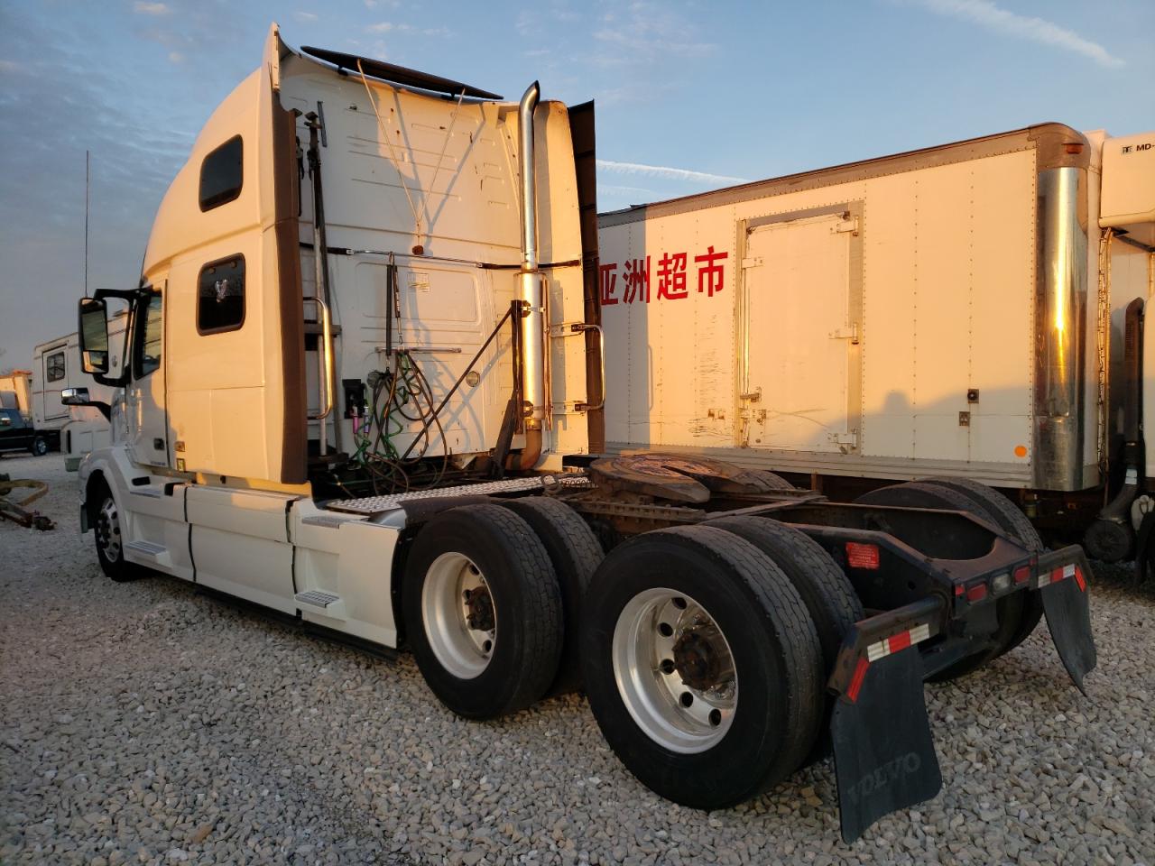Image 3 of 2015 VOLVO VN VNL 2015 with VIN 4V4NC9EJ9FN908692