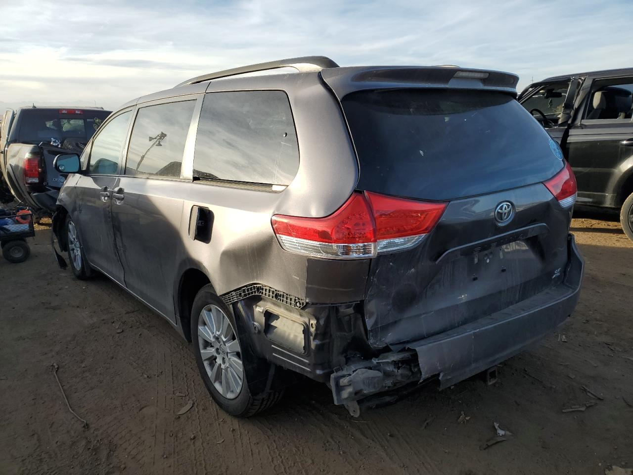 Obraz 2 z 2014 TOYOTA SIENNA LE 2014 z VIN 5TDJK3DC4ES090584